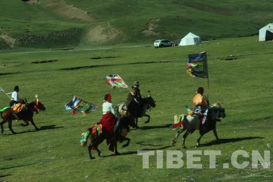 △康巴骑士们热烈欢迎班禅大师莅临。