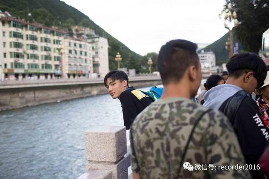 泽旺在队友中间。摄影/王丹穗