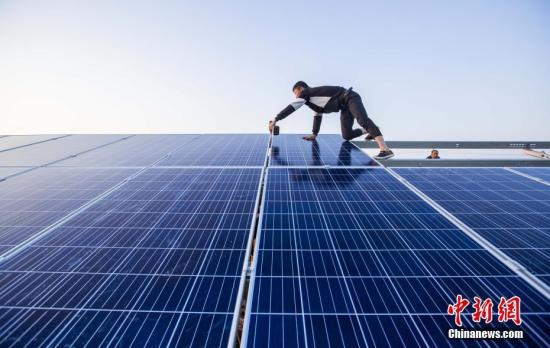 资料图：4月23日，航拍正在建设的江西都昌县矶山湖“渔光一体”光伏电站。