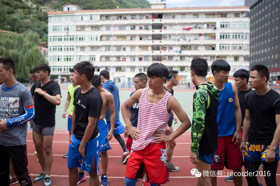 训练时的斑马夺基。摄影/王丹穗