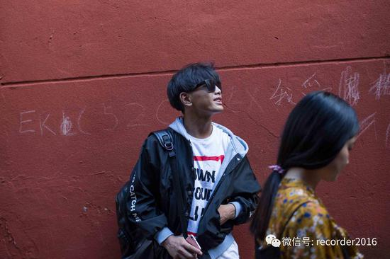 路上常有斑马夺基的女粉丝。摄影/王丹穗