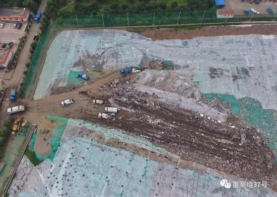 ▲8月1日，露天垃圾填埋场几辆垃圾车正在倒垃圾。&nbsp;&nbsp;&nbsp;&nbsp;&nbsp; 新京报记者王飞 摄