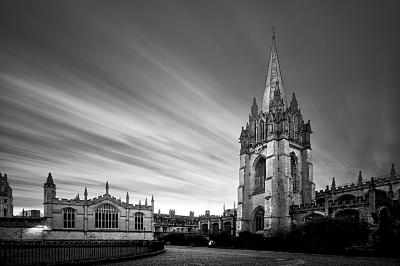 图为牛津大学的日出。光明图片/视觉中国