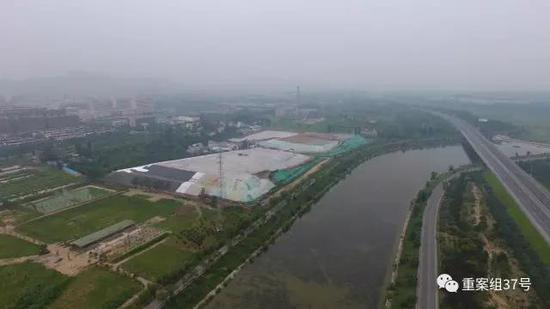 ▲露天垃圾填埋场一侧距离居民区的距离在300米左右。&nbsp;&nbsp;&nbsp;&nbsp;&nbsp; 新京报记者王飞 摄