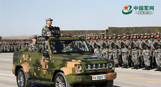 2017年7月30日，庆祝中国人民解放军建军90周年阅兵在朱日和联合训练基地隆重举行，中共中央总书记、国家主席、中央军委主席习近平检阅部队并发表重要讲话。记者&nbsp;周朝荣摄&nbsp;&nbsp;
