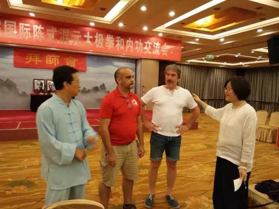  （图：王凤鸣先生和法国徒弟、法国徒孙在一起谈论丹田气和啤酒肚的区别）