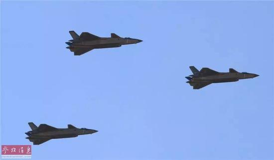 ▲图为首次参加阅兵的空军歼-20隐身战机编队。