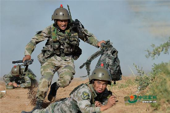 演习中战火下奔袭的士兵。特约记者吴苏琳摄