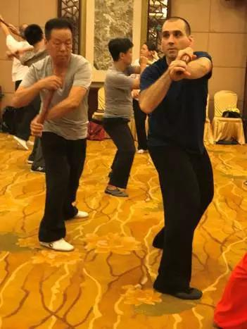 （图：马尔博在练习太极尺棒功）