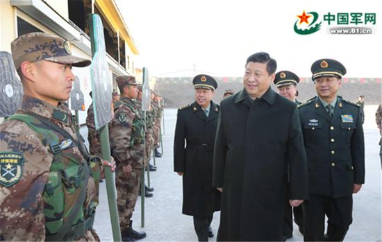 2013年11月28日，习主席视察济南军区部队，在观看了新战士自动步枪精度实弹射击后，表扬新战士取得了好成绩。新华社记者李刚摄
