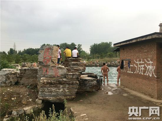 　　北京市房山区马刨泉畔写着明显的“禁止游泳”警示语