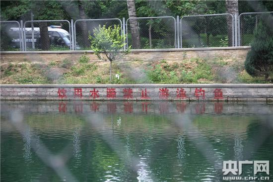  京密引水渠畔的警示标识
