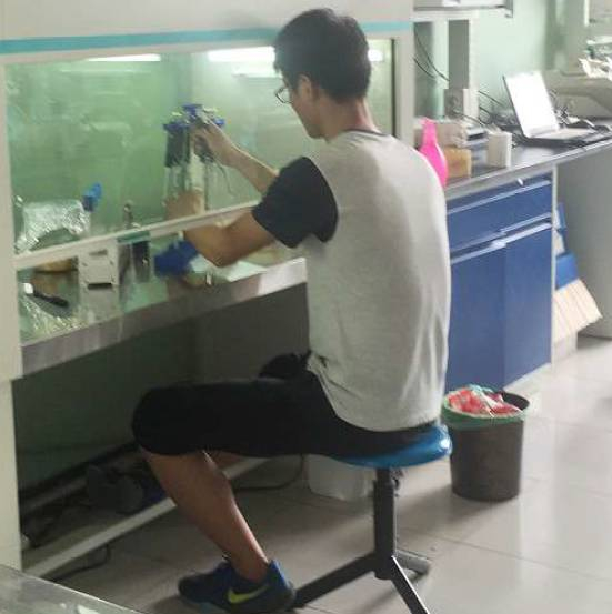 ▲2016年8月，韩春雨位于河北科技大学的实验室内，工作人员正在操作仪器。图/视觉中国