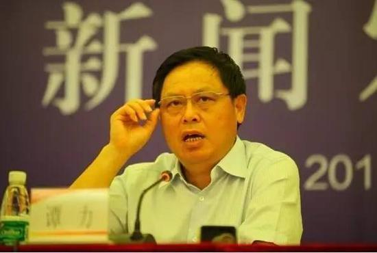 而落马之后，不管是出庭还是宣判，他的着装都不如其他官员那样整洁大方。