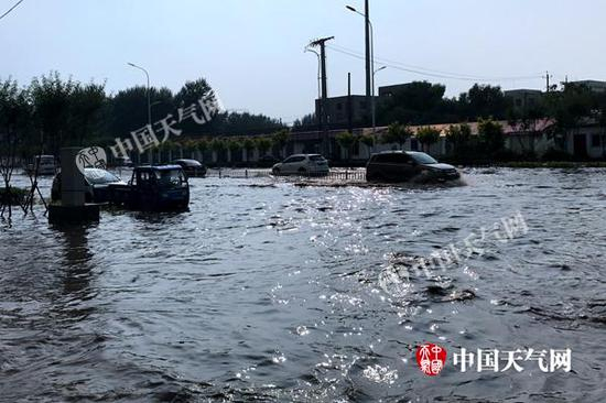 昨天下午，铁岭遭遇短时强降雨袭击，市区城南新开道出现严重积水。（图/高飞）