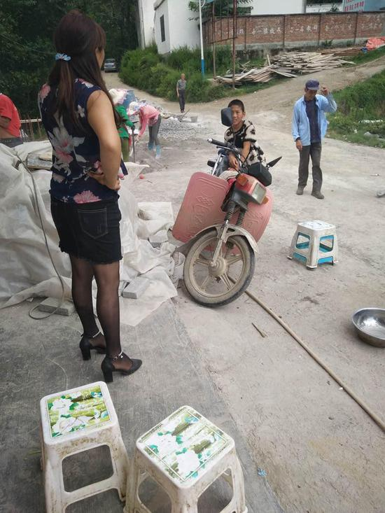 △有村民评价，孩子们的母亲也并不“合格”