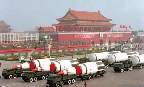 △1984年10月1日，中国东风-5洲际弹道导弹参加35周年国庆大阅兵。