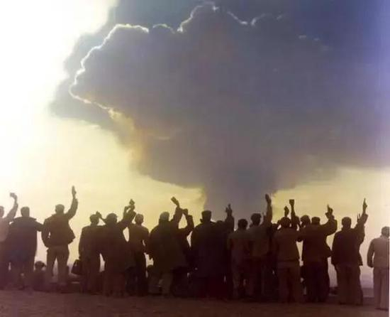 △1967年6月17日，我国自行研制的第一颗氢弹爆炸成功，中国成为世界上第四个拥有氢弹的国家。