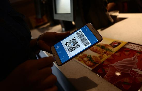 顾客用支付宝为午饭付钱。东方IC&nbsp;资料&nbsp; 