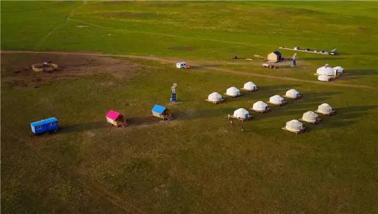 内蒙古自治区新巴尔虎右旗克尔伦苏木芒来嘎查党支部书记米吉格家开办的牧家乐（7月17日摄）。新华社记者 连振 摄
