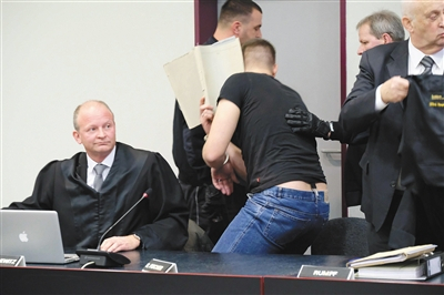 　　当地时间2016年11月25日，德国德绍地方法院开庭审理中国留学生李洋洁遇害案，被告塞巴斯蒂安出庭。