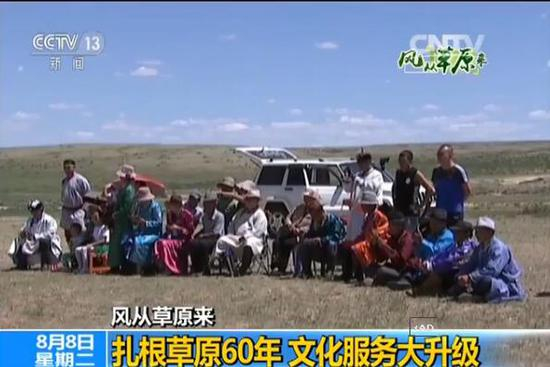 等待观看表演的牧民们&nbsp;