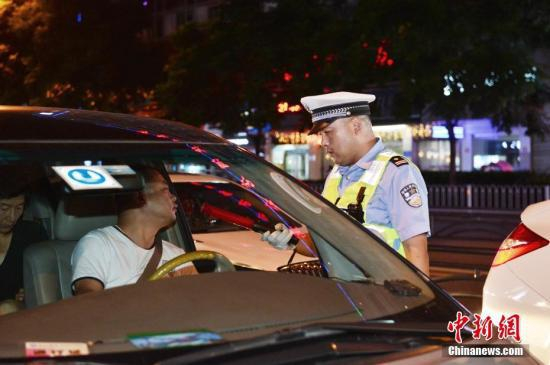 资料图：警方盘查车辆酒驾、醉驾等。&nbsp;汪勇摄