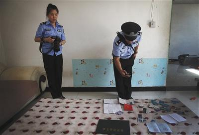 &nbsp;&nbsp;&nbsp;&nbsp;8月8日，天津市静海区王家楼村。一个传销窝点，人去楼空，联合执法人员正在现场查看。新京报记者 尹亚飞 摄