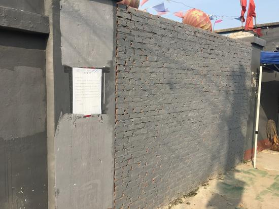 学校大门已经被砖砌上