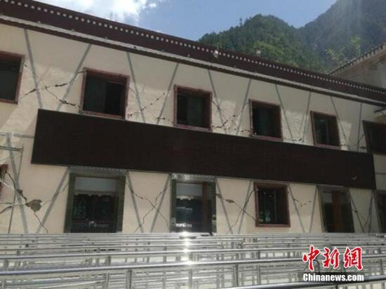  8月8日21时19分在四川阿坝州九寨沟县发生7.0级地震，震源深度20千米。图为九寨沟风景区票务中心外墙出现大量裂缝。中新网记者&nbsp;刘忠俊摄