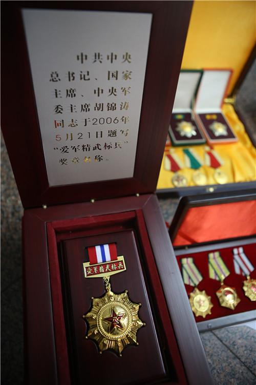 “爱军精武标兵“奖章（刘源隆摄）