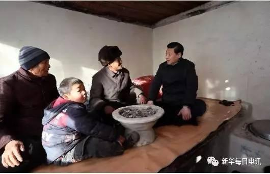　　2012年12月，习近平总书记在河北省阜平县看望慰问困难群众。这是习近平在龙泉关镇骆驼湾村看望唐荣斌老人一家。新华社记者兰红光摄