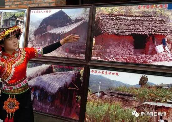 　　云南省镇沅彝族哈尼族拉祜族自治县的一名工作人员在向来宾介绍昔日苦聪人住房的图片(2007年1月16日摄)。新华社记者 王长山 摄