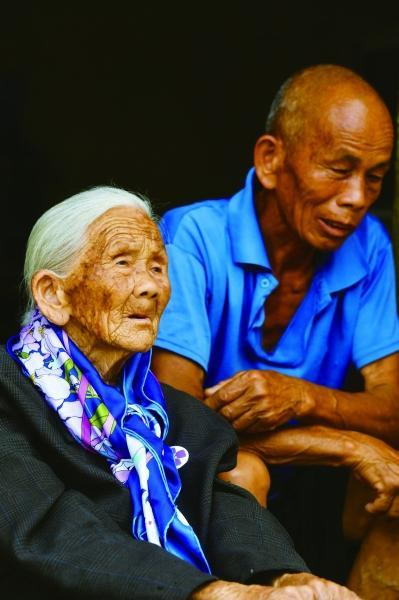 韦绍兰与儿子罗善学。&nbsp;本报特派记者&nbsp;冯芃摄&nbsp;