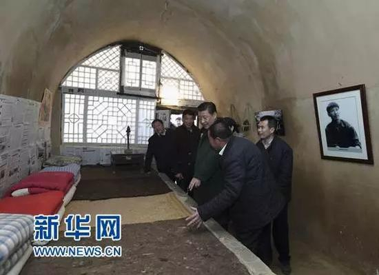 　　2015年2月13日，习近平到陕西延安市延川县梁家河村考察调研，图为习近平住过的窑洞