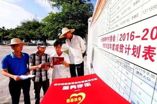 　琼中县纪检监察干部向贫困户讲解扶贫政策，收集问题线索