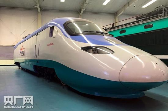 　　“中华之星”电动车组，是2002年中国南车集团制造，中国自行设计，拥有自主知识产权的高速电力动车组，是采用交流传动系统、动力集中型电动车组，设计时速为每小时270公里。（央广网记者何微摄）