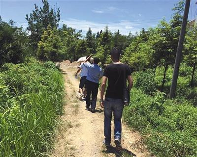  办案民警下乡走访，排查血样。&nbsp;警方供图