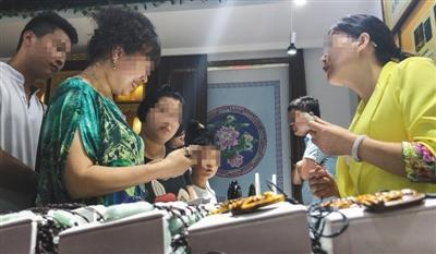  8月19日，昌平区南口镇一处名为“中国非遗传承人产业基地”内，一名任姓中年女子称一名游客将会有大灾，需要请一尊佛像辟邪。A08-A09版摄影/新京报记者&nbsp;李强