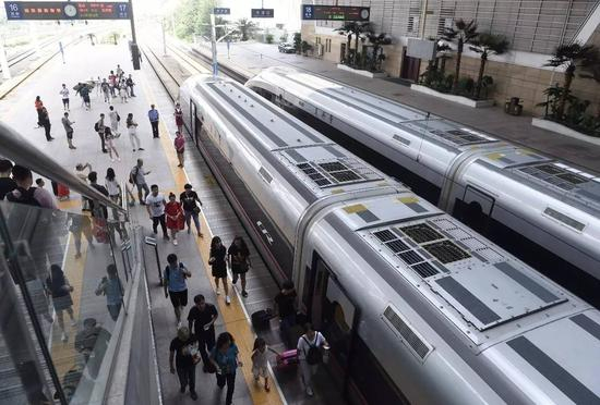 ▲8月21日，乘客在天津站准备乘坐“复兴号”。