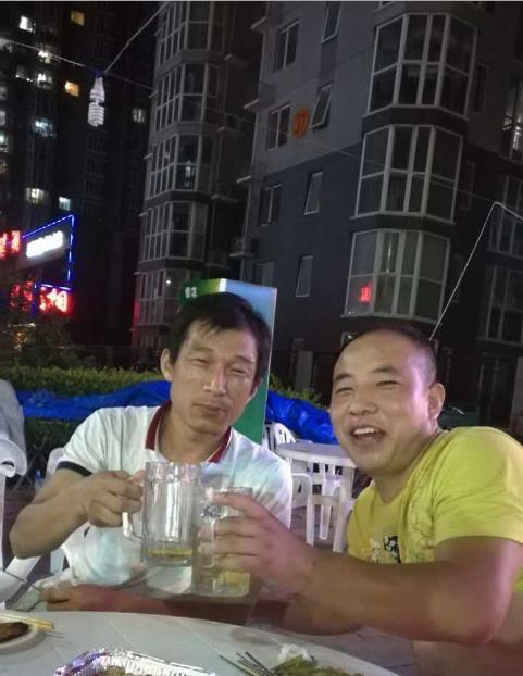 常胜（左）跟朋友在一起（图片由本人提供）