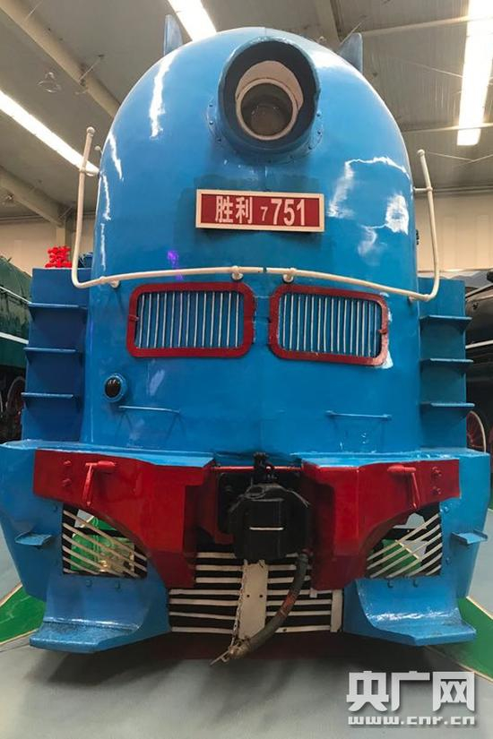 　　胜利7型751号蒸汽机车，1943年满铁大连机车工厂制造。胜利7型蒸汽机车是日本川琦重工株式会社专为中日战争生产的产品，仅生产了12台。其中有三台是日本组装后运往中国大连，还有九台是运零部件到大连机车厂组装的。为了战争的需要，这十二台机车全部在中国服役，曾在东北地区担当高级豪华客车的运输任务，包扩从新京（长春）——朝鲜斧山、新京（长春）——大连间的高级列车的牵引任务。当时称“亚西亚”号，直到抗日战争胜利成为中国人民的战利品。（央广网记者何微摄）