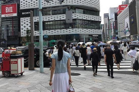 站在东京银座十字路口的白桦&nbsp;图源：日本withnews网站