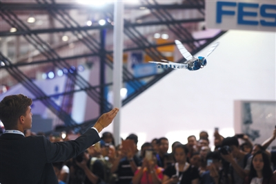 8月23日，市民在围观机械蜻蜓飞行表演。