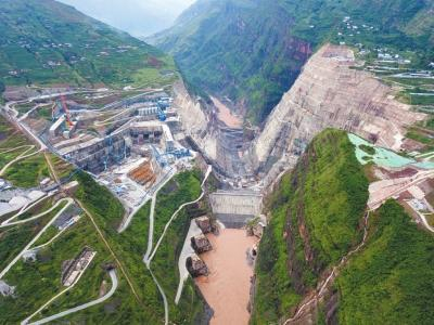  2017年8月23日，白鹤滩水电站底部建设场景。