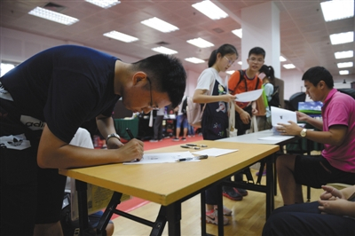 清华大学新生在填写入学手续。昨日上午，清华大学2017级新生开始报到入学。