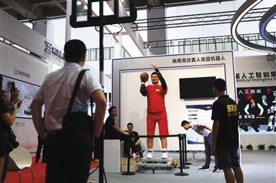 8月23日，市民在围观姚明机器人。当天，2017年世界机器人大会开幕。