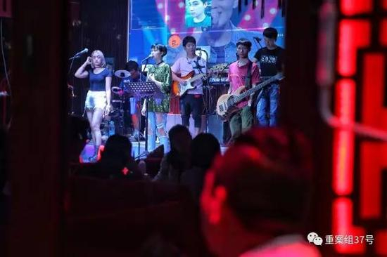 ▲8月24日记者探访发现，后海酒吧街三分之二的酒吧均有歌手驻唱。 &nbsp;新京报记者彭子阳 &nbsp;摄