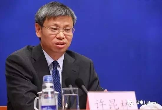 　　许昆林，男，汉族，1965年5月出生于福建省泉州市永春县。1984年毕业于杭州商学院（现浙江工商大学）计划统计专业，获经济学学士学位。1984年8月参加工作。