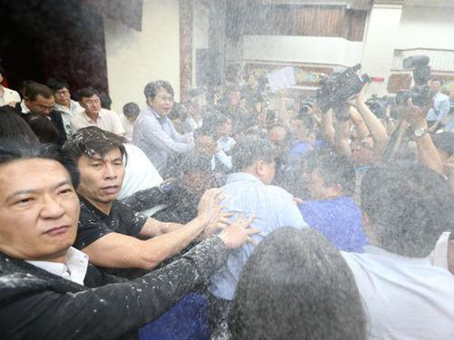  资料图：台立法机构“面粉大战”（图据台媒）